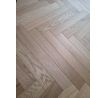 Dubová vrstvená parketa-vzor rybia kosť 11x120x600 standart triedenie, castle brown waxoil, kartáč, 4V hrana