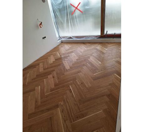 Dubová vrstvená parketa-vzor rybia kosť 11x150x665 standart triedenie, prírodný olej, kartáč, 4V hrana